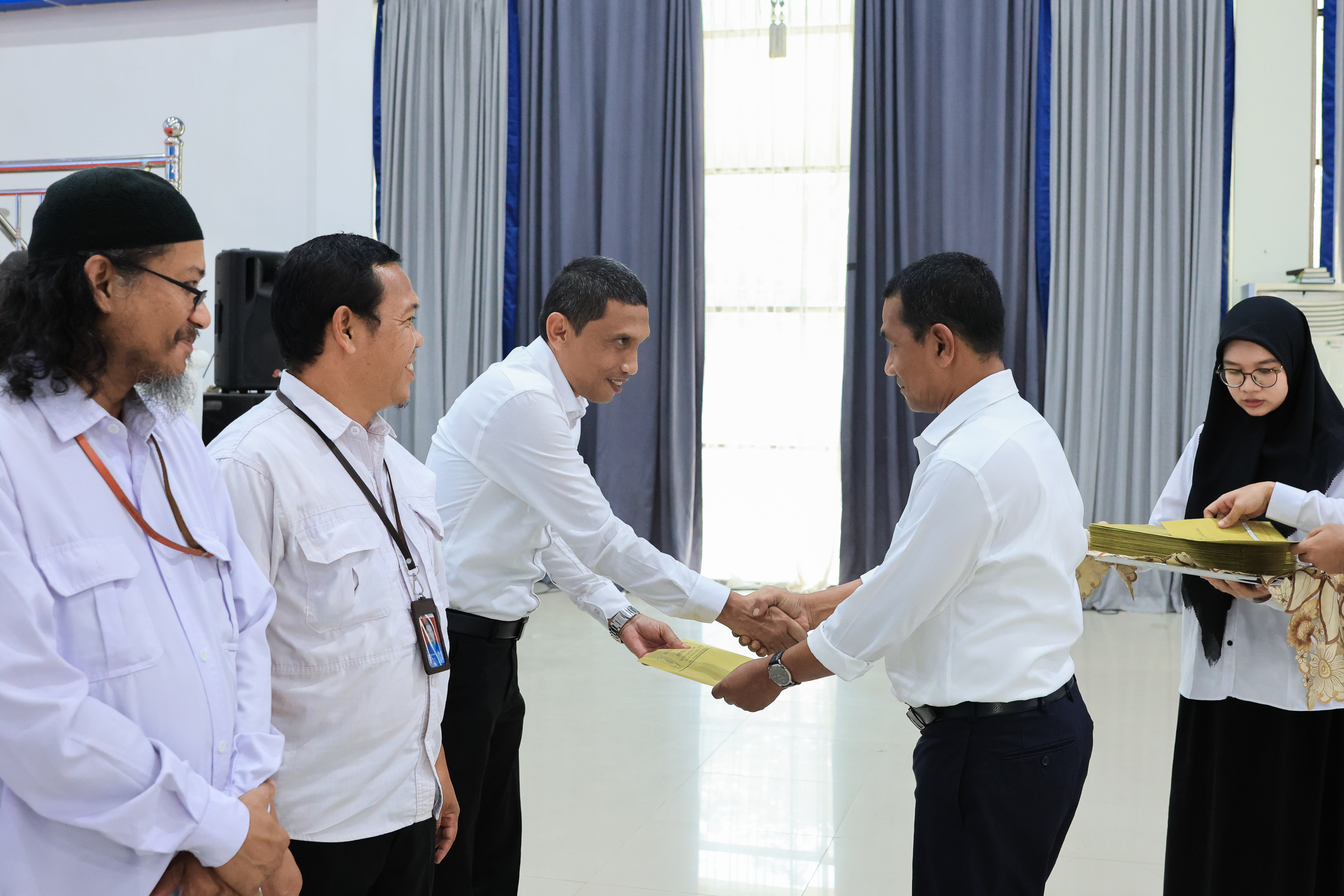 Rektor Unsam Serahkan SK Perpanjangan Perjanjian Kerja 102 PPPK