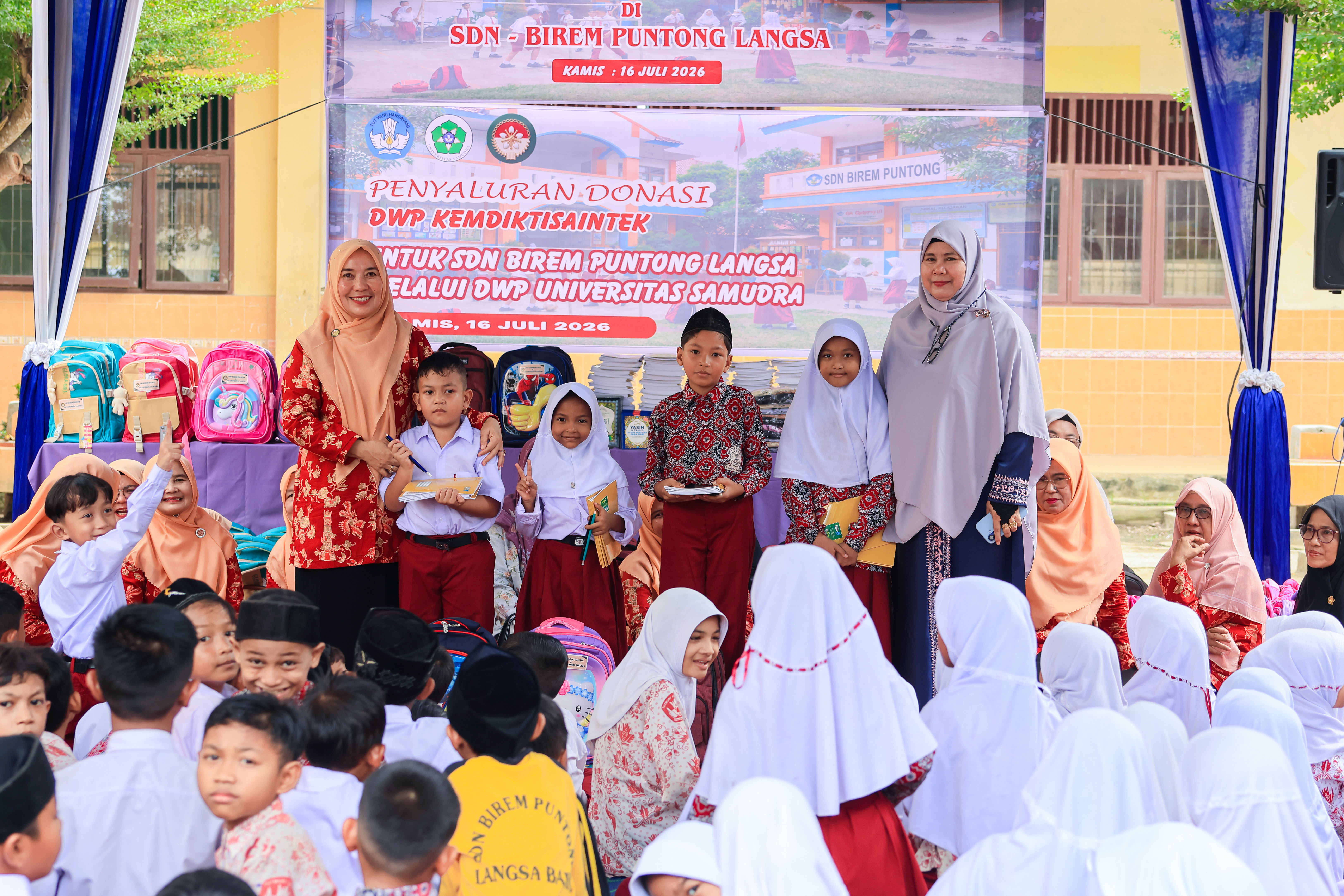 DWP Kemdiktisaintek melalui DWP Unsam Bangkitkan Semangat Belajar Siswa SDN Birem Puntong Terdampak Banjir